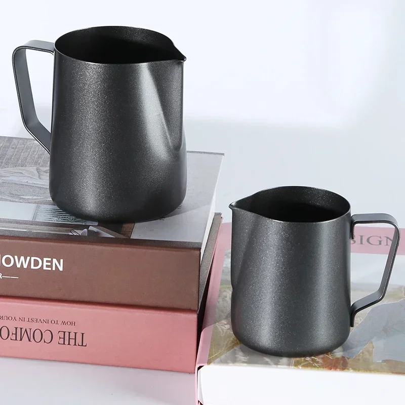 Milk Steaming Pitcher - 厚い黒色の350/600mlラテアートカップ、注ぎ口付き計量カップ、ミルク泡立てカップ、コーヒースチーミングピッチャー、バリスタ、コーヒーショップツール用